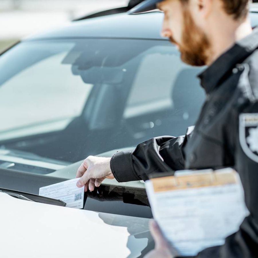 Ordnungsamt bringt Strafzettel am Auto an
