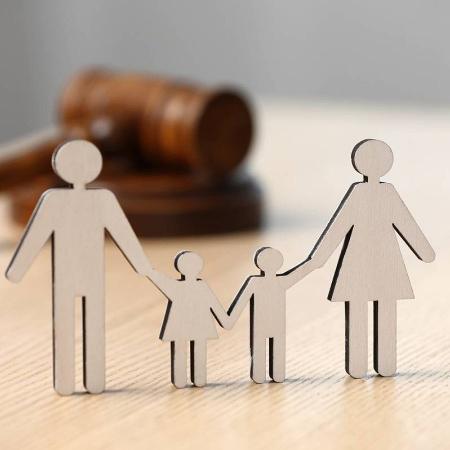 Familie Pappaufsteller auf Tisch