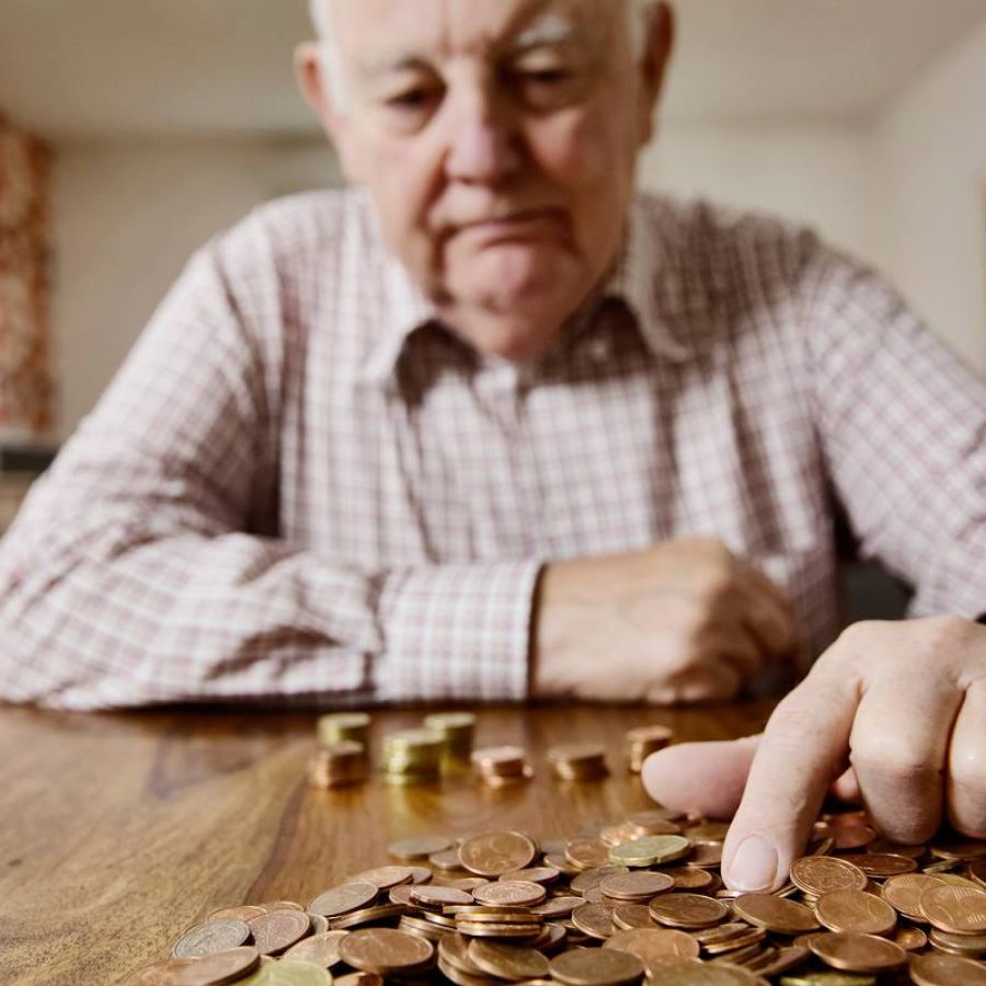 Alter Mann zählt Geld